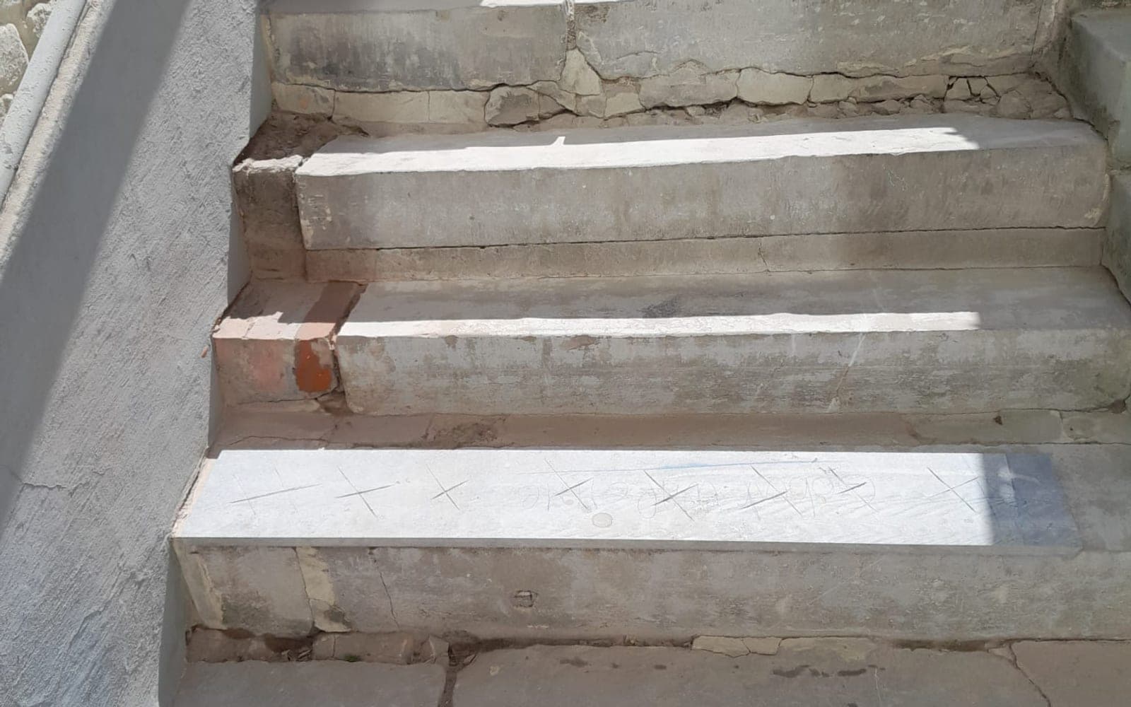 Ancien escalier en pierre abîmé