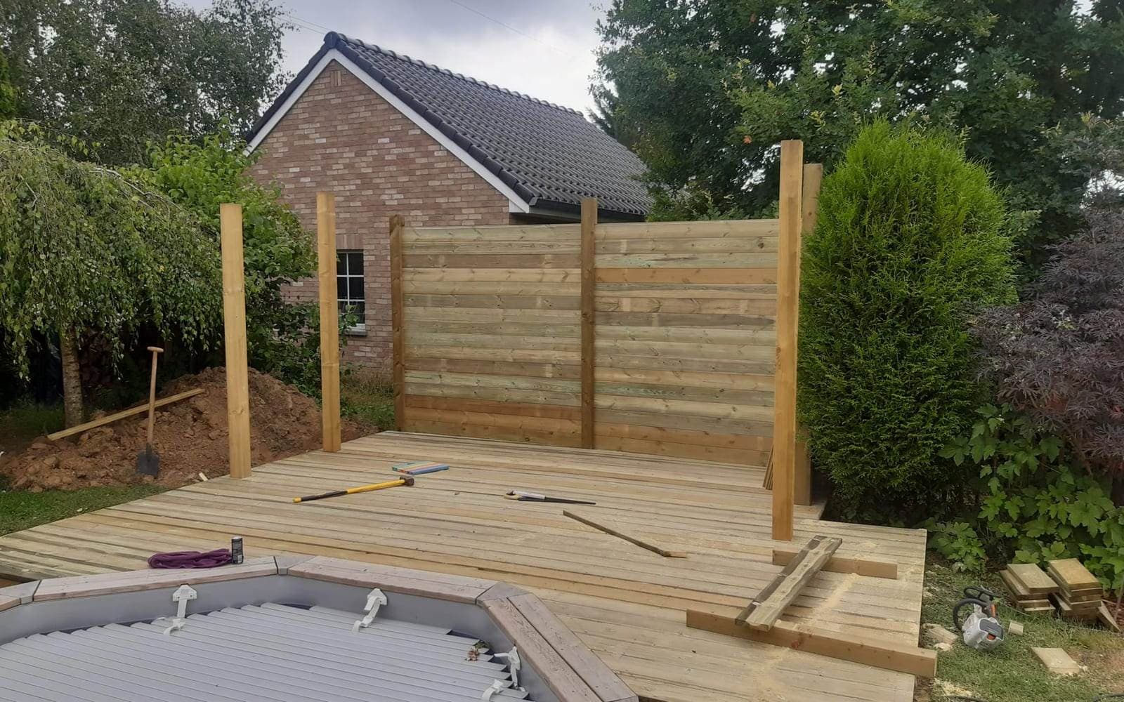 Structure bois et plots autour de la piscine, chantier en cours