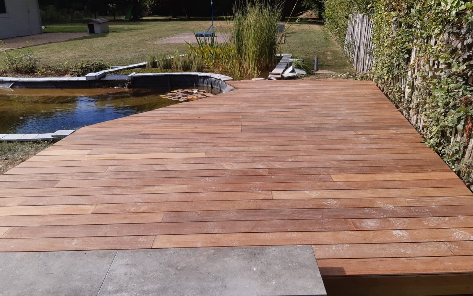 Terrasse bois terminée autour du bassin