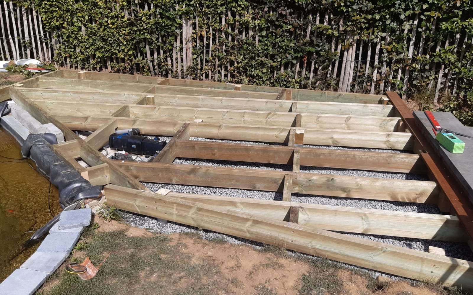 Planches de terrasse en cours de pose