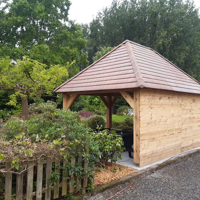 Pergola bois dans jardin paysager