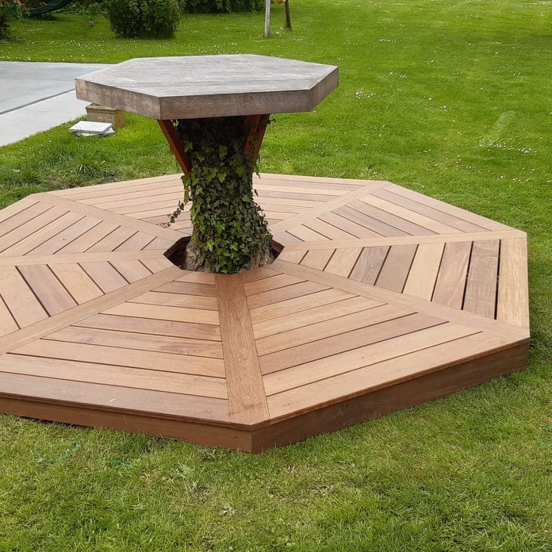 Banc circulaire en bois autour d'un arbre